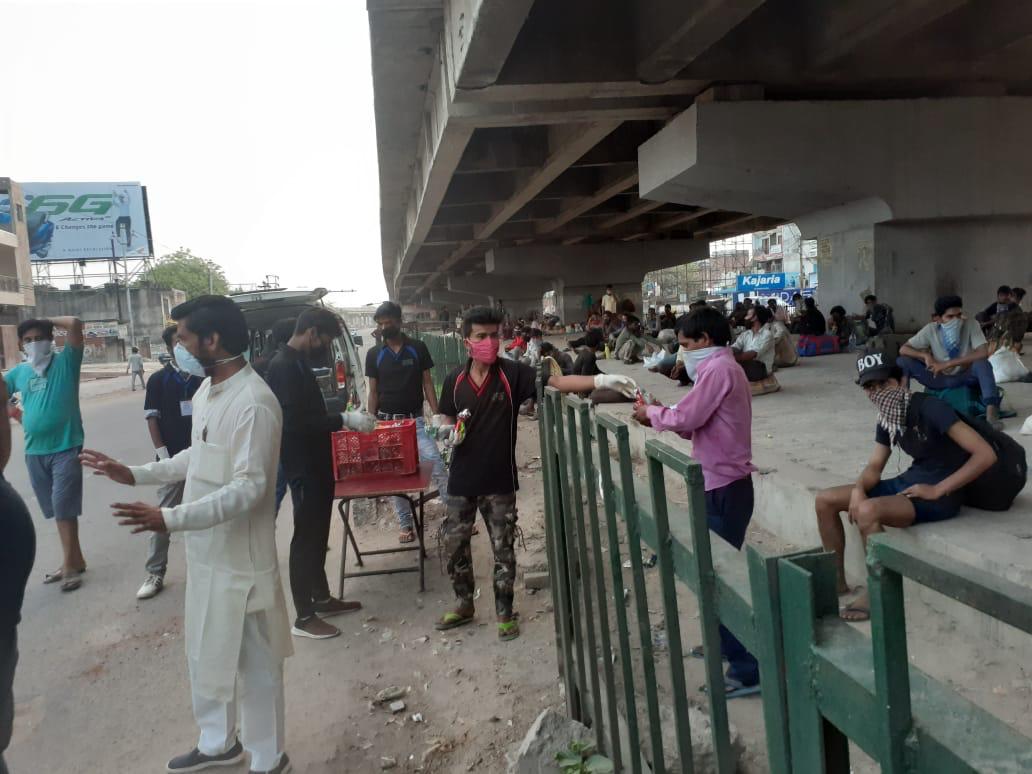 Upendra Kumar roushan food distribution at road during corona lockdown