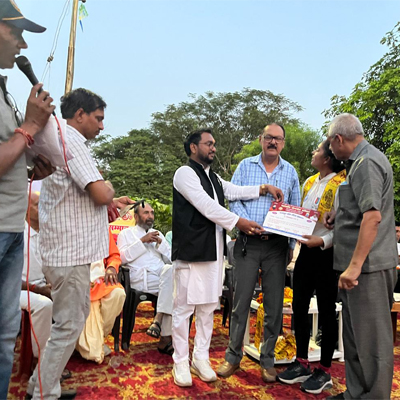 Upendra Kumar Roushan distribute prizes